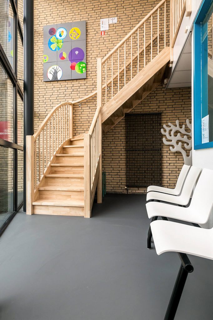 Maatwerk trap van rubberwood met spijlen hekwerk voor modern interieur