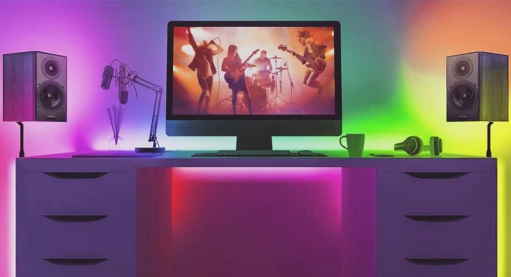RGB led strip verlichting demonstratie met rood, geel en blauwe primaire kleuren die mengen tot verschillende kleurnuances