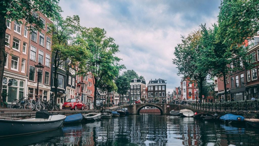 Studenten die een studie met passie zoeken in Amsterdam, brainstormend over studiekeuzes