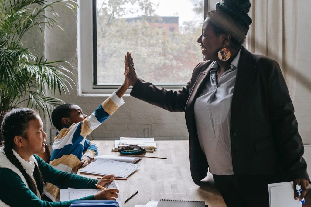 Docent geeft coaching en bereidt leerlingen voor op de toekomst met moderne onderwijs methoden