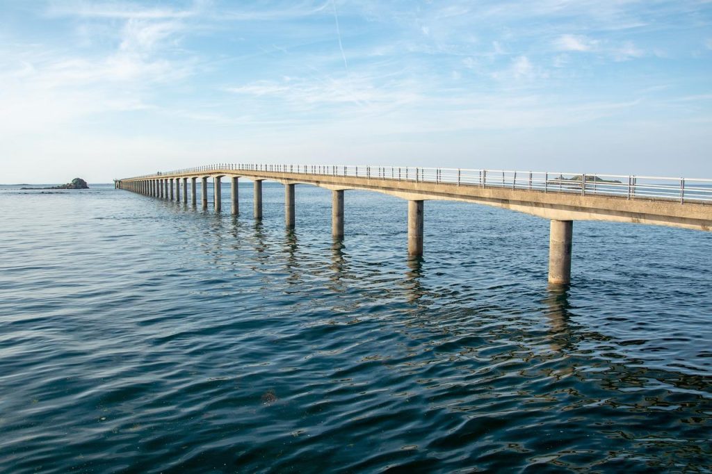 Gezin geniet van een vakantiehuis in Bretagne met kinderen, omgeven door prachtige natuurscenery