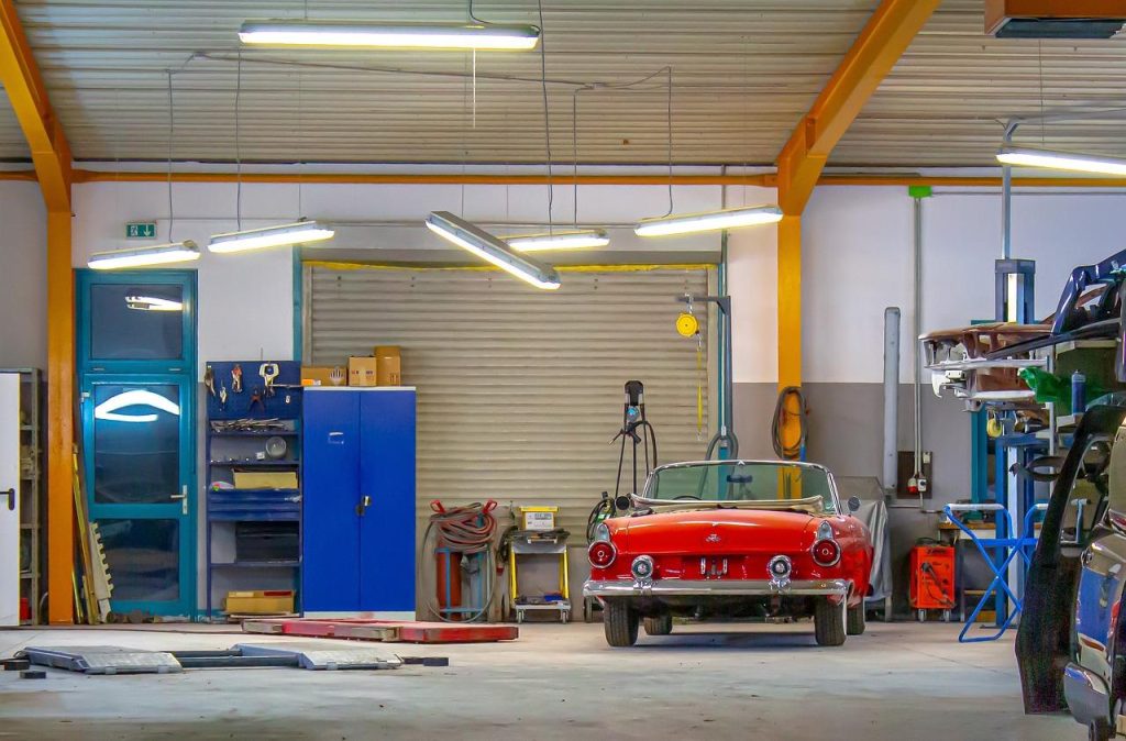 Professioneel team van autobedrijf Boxmeer met moderne werkplaats voor autoonderhoud en verkoop