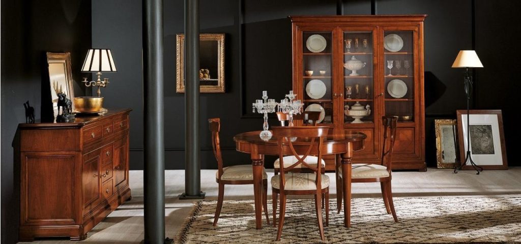 Klassieke woonkamer inrichting met donker hout, elegante fauteuils en vitrinekasten