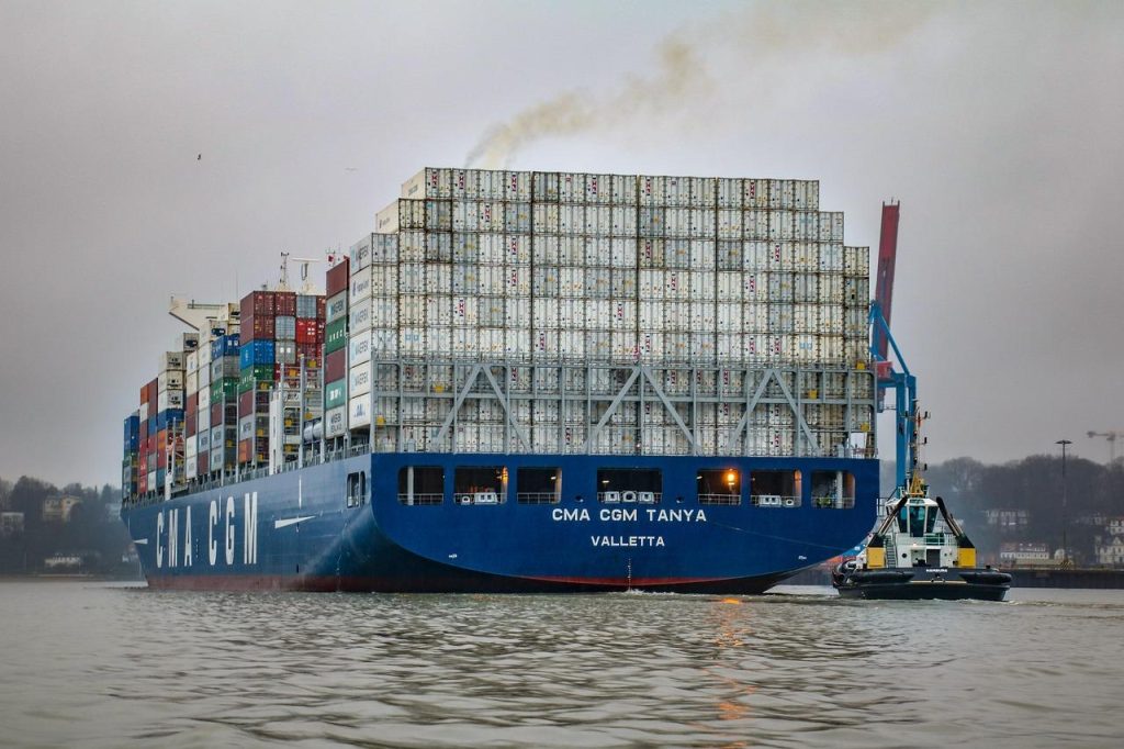 Roro shipping schip met voertuigen die worden geladen via oprijbanen voor internationaal rollend transport